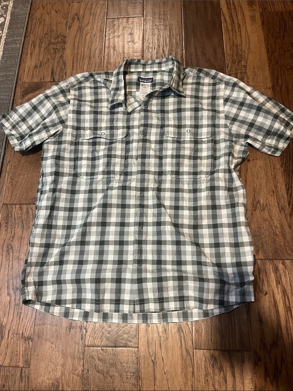 Patagonia Men’s Short-Sleeve Plaid Button-Down Shirt - Green & White size Large
